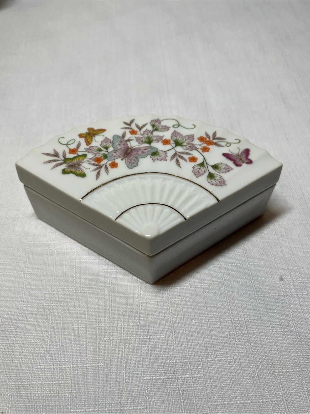 Vintage trinket box. Fan shape. Avon 1981